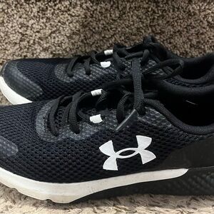 Boys Under Armour Black and White Sneakers size 6.5Y